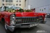 Экспонат свадебной выставки - Cadillac. Украшен цветами и выглядит празднично.