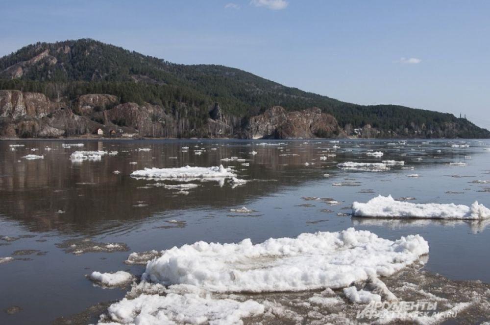 Лёд проплыл мимо Красноярска по течению.