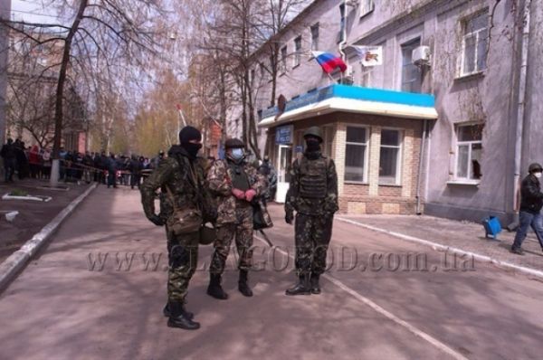 В Славянске сепаратисты захватили админздания и возвели баррикады