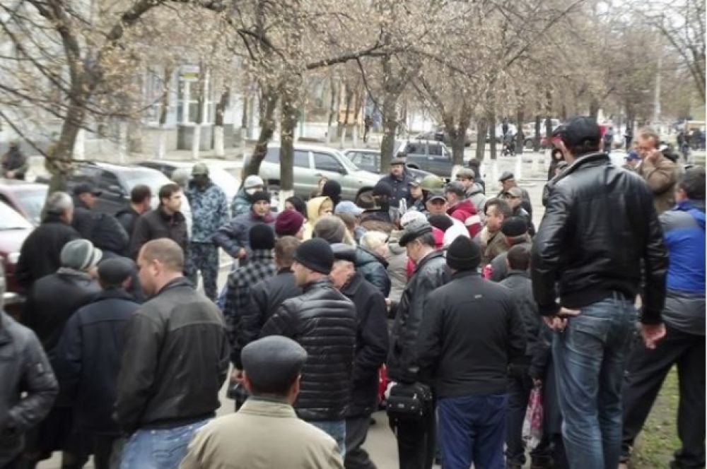 В Славянске сепаратисты захватили админздания и возвели баррикады