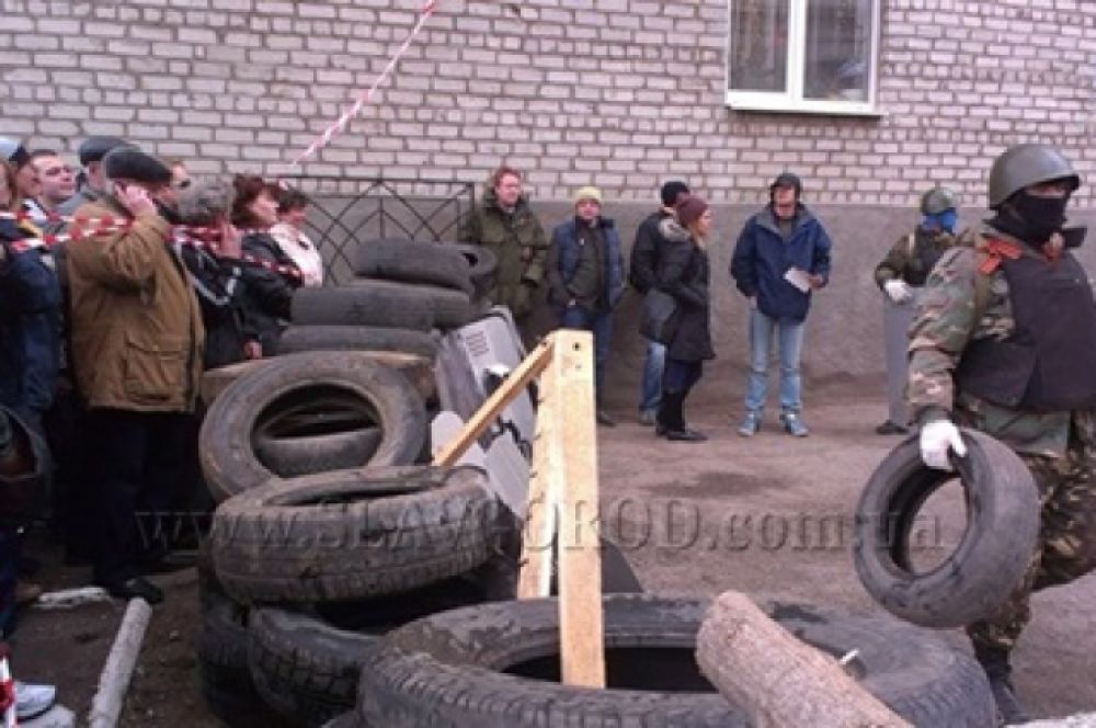 В Славянске сепаратисты захватили админздания и возвели баррикады