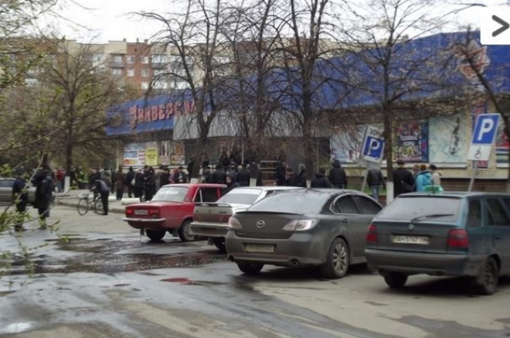 В Славянске сепаратисты захватили админздания и возвели баррикады