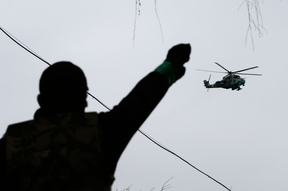 Над городом также были замечены вертолёты, а на подъезде к нему образовались пробки.