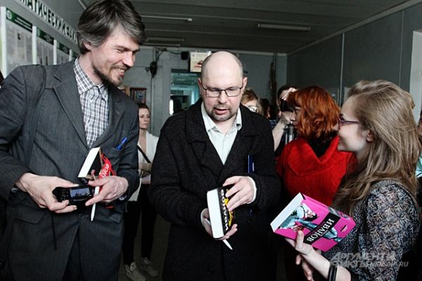 Писатель Иванов раздает автографы тем, кто пришел написать диктант в НГУ.