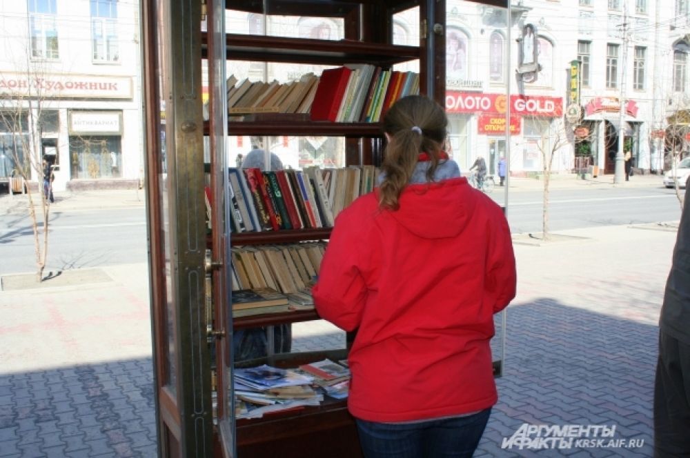 В солнечный весенний день горожане решили заполнить книжный шкаф в центре Красноярска книжками.