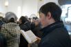 Мужчина читает молитвенник на старославянском