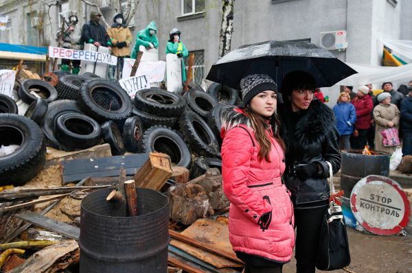 Протестующие пытались показать наблюдателям баррикады у райотдела милиции, поскольку считают, что европейские СМИ освещают события на Украине необъективно.