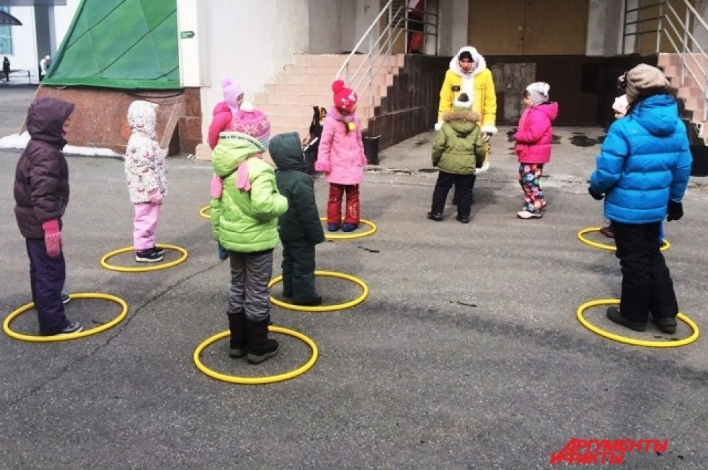 В это время детишки помладше могли порезвиться и принять участие в детских забавах.