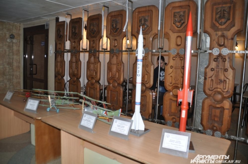 Экспонаты выставки ко Всемирному дню авиации и космонавтики.