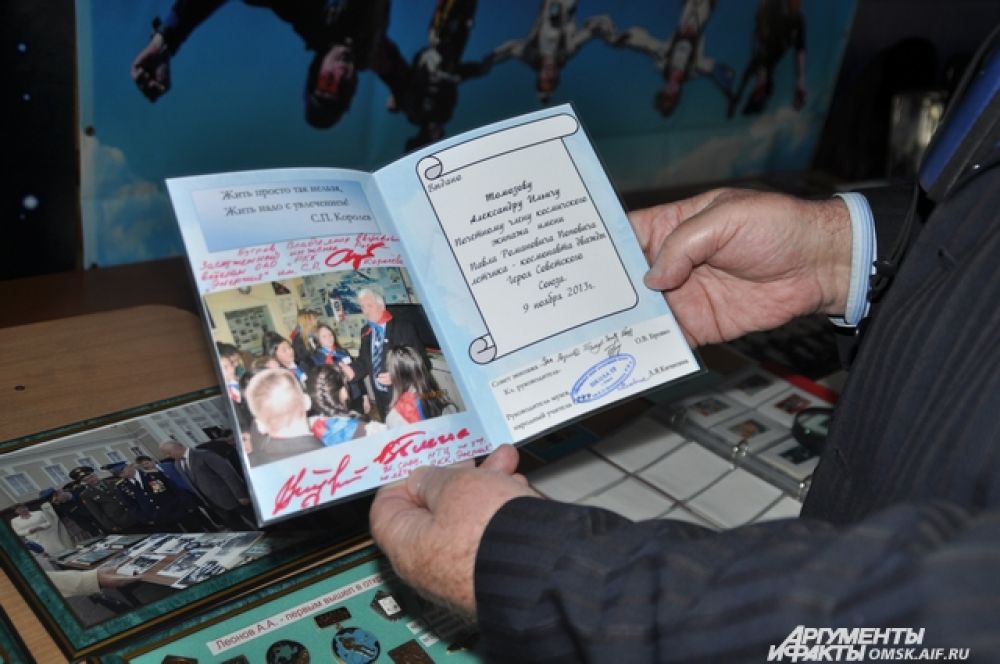 Экспонаты выставки ко Всемирному дню авиации и космонавтики.