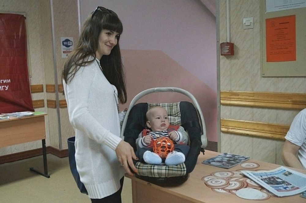 Самому юному участнику диктанта нет еще и года. А самому взрослому почти 80.