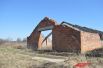 Заброшенное здание фермы в деревне Стайки.