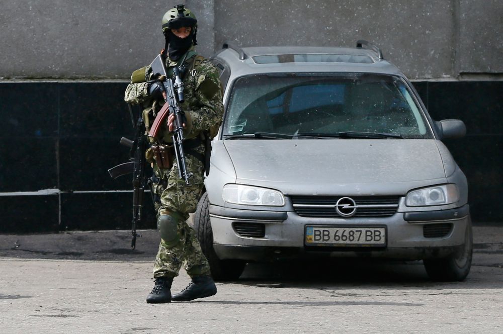 Параллельно появились сообщения о расстреле автомобиля в Славянске. Утверждалось, что в ходе инцидента пострадали двое.