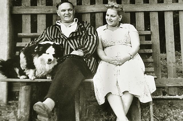 Василий Иванович на пенсии на даче в Абрамцеве с дочерью Азой. 