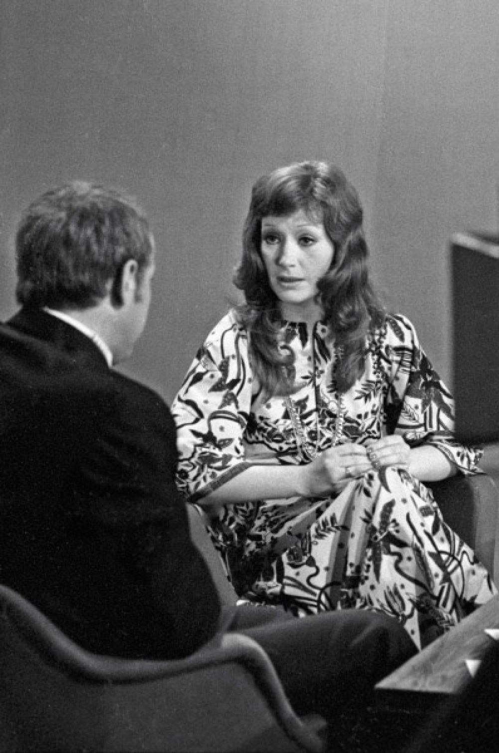 Летом 1975-го Пугачёва получает Гран-при фестиваля «Золотой Орфей», затем в качестве единственной солистки выступает в миньоре «Арлекино», а на будущий год становится финалисткой конкурса «Песня года». На фото: съёмки телепередачи после победы Пугачёвой на «Золотом Орфее», 1976 год.