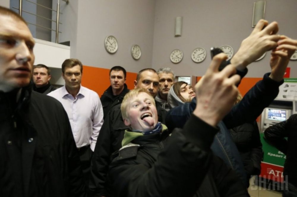 Олега Царева забросали яйцами