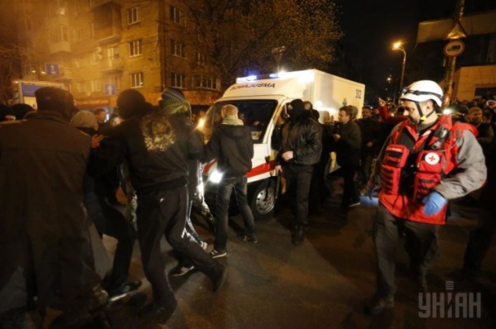 Олега Царева забросали яйцами