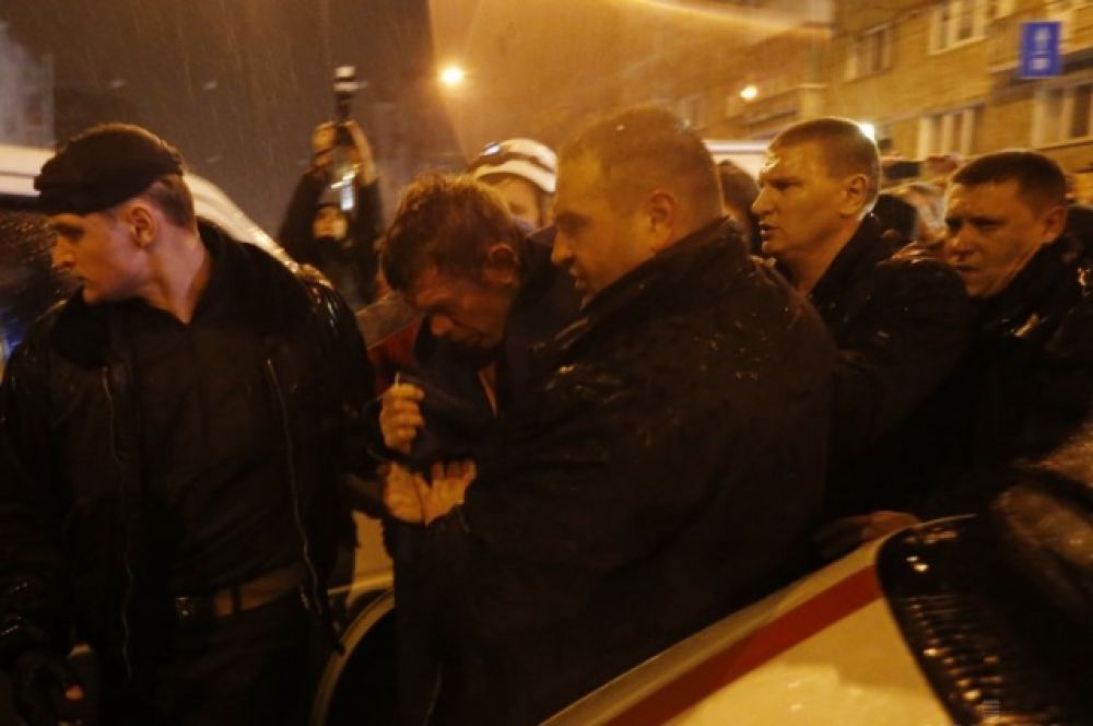 Олега Царева забросали яйцами