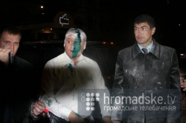 Кандидата в президенты Михаила Добкина облили зеленкой и посыпали мукой