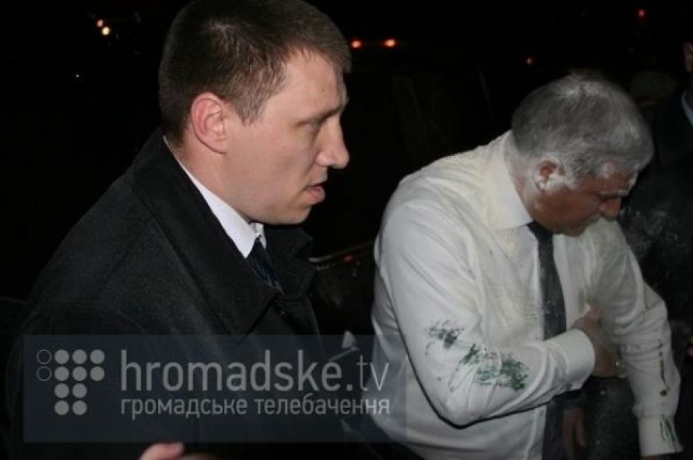 Кандидата в президенты Михаила Добкина облили зеленкой и посыпали мукой