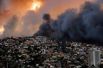 Город Вальпараисо сильнейшие пожары охватили ещё в выходные – загорелся лес и часть примыкавших к нему домов.