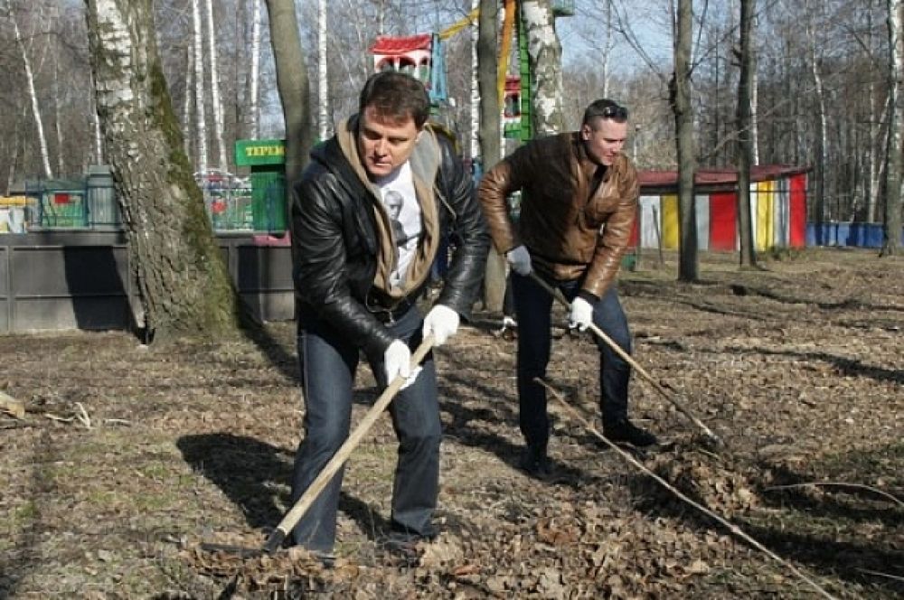 Владимир Груздев тоже принял участие в субботнике.