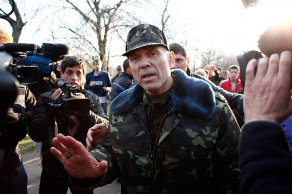 На переговоры с жителями вышел командующий антитеррористической операцией в Донбассе генерал Василий Крутов. Он заявил, что его задача заключается в защите местных жителей и призвал всех разойтись по домам.