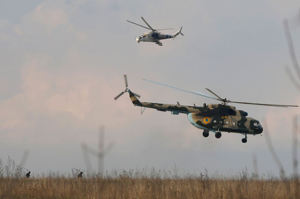 Украинские силовики отправили к аэродрому военных и четыре истребителя, предположительно Су-27. Сообщается, что истребители открыли огонь по аэродрому, четыре ополченца погибли и двое ранены.