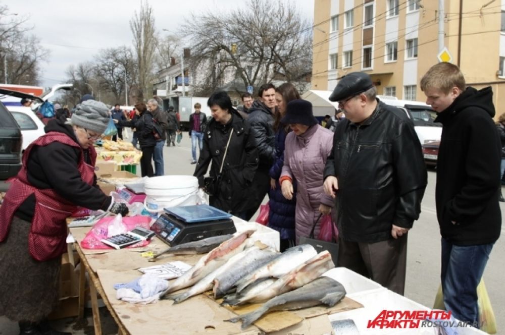 На ярмарках всегда можно купить донскую свежую рыбу.