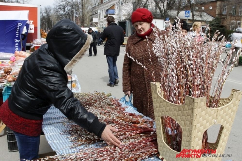 В канун Вербного воскресенья большим спросом пользовались веточки вербы.