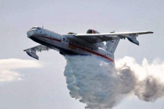 Самолёт Бе-200 тушит лесной пожар