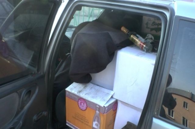 В остановленном автомобиле инспекторы обнаружили 24 коробки с алкоголем