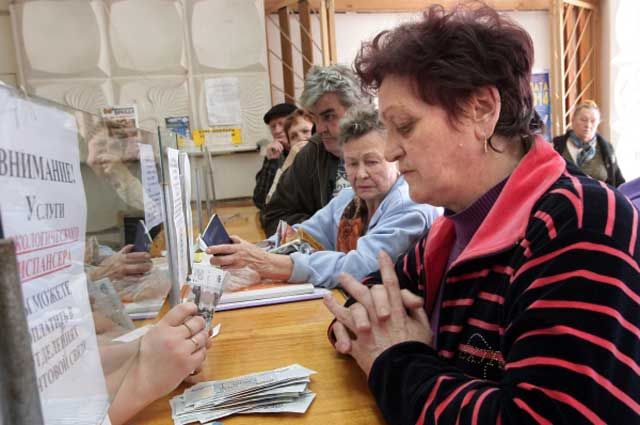 Жительница Крыма получает пенсию.