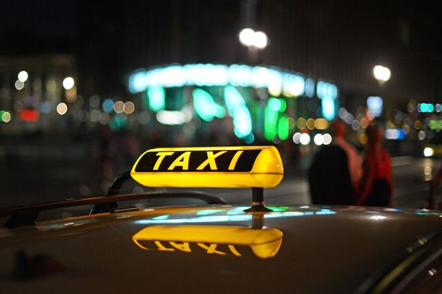 Машину службы такси нашли без водителя.
