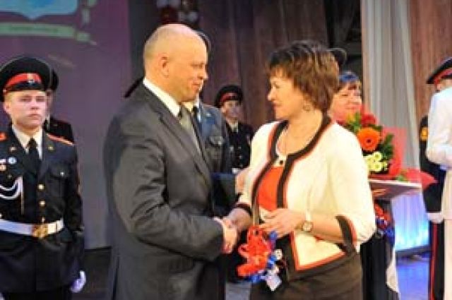 Виктор Назаров награждал учителей и воспитателей.