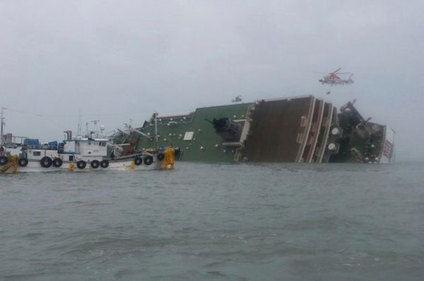 Крушение парома «Севол» произошло 16 апреля у юго-западного побережья Южной Кореи. Судно совершало круиз между портом Инчхон и островом Чеджу. На борту «Севола» находились 350 пассажиров и более ста членов экипажа.