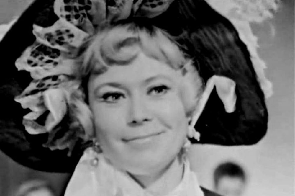 В 1960 году Немоляева вышла замуж за Александра Лазарева. Он был зачислен в труппу Театра им. Маяковского вместе со Светланой.