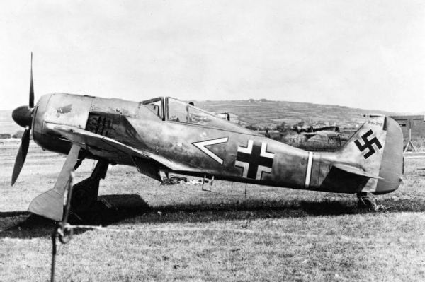 FW-190 «Фокке-Вульф» — второй по известности истребитель Люфтваффе, который использовался в самых разных амплуа: перехватчика, эскортного и ночного истребителя, штурмовика. Всего было выпущено около 19 тысяч самолетов.