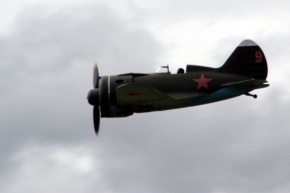 И-16 — истребитель, принявший первый удар немецких войск в 1941 году. Один из самых массовых советских истребителей, на начало войны он безнадежно устарел. Однако именно на нем советские летчики противостояли немецким асам в начале войны.