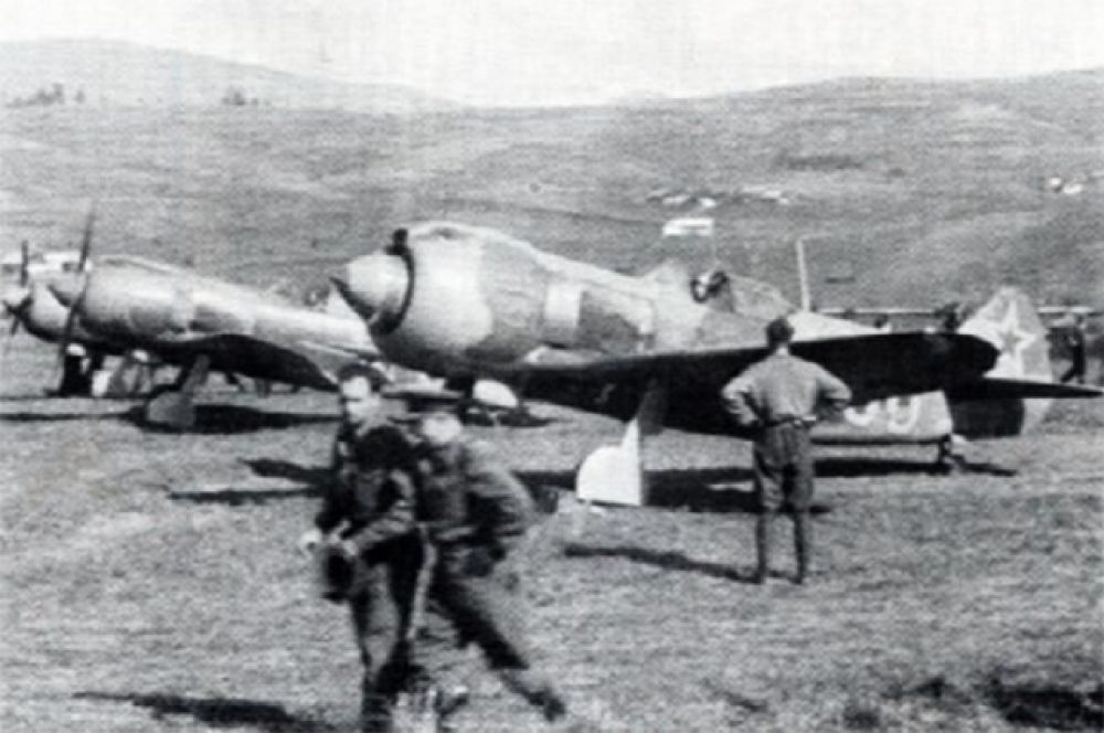 Ла-5, начавший сходить с конвейера в сложном 1942 году обладал неплохими летными данными, простой конструкцией. Он был прост в техобслуживании, что было крайне важным для тех условий, в которых приходилось действовать советским войскам.
