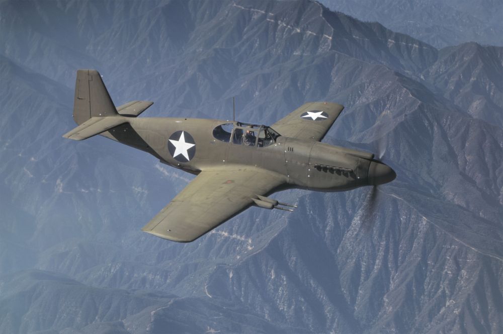 «P-51 Мустанг» — первый истребитель, который имел ламинарное крыло, которое позволяло получить дополнительную подъемную силу и увеличить дальность полета.