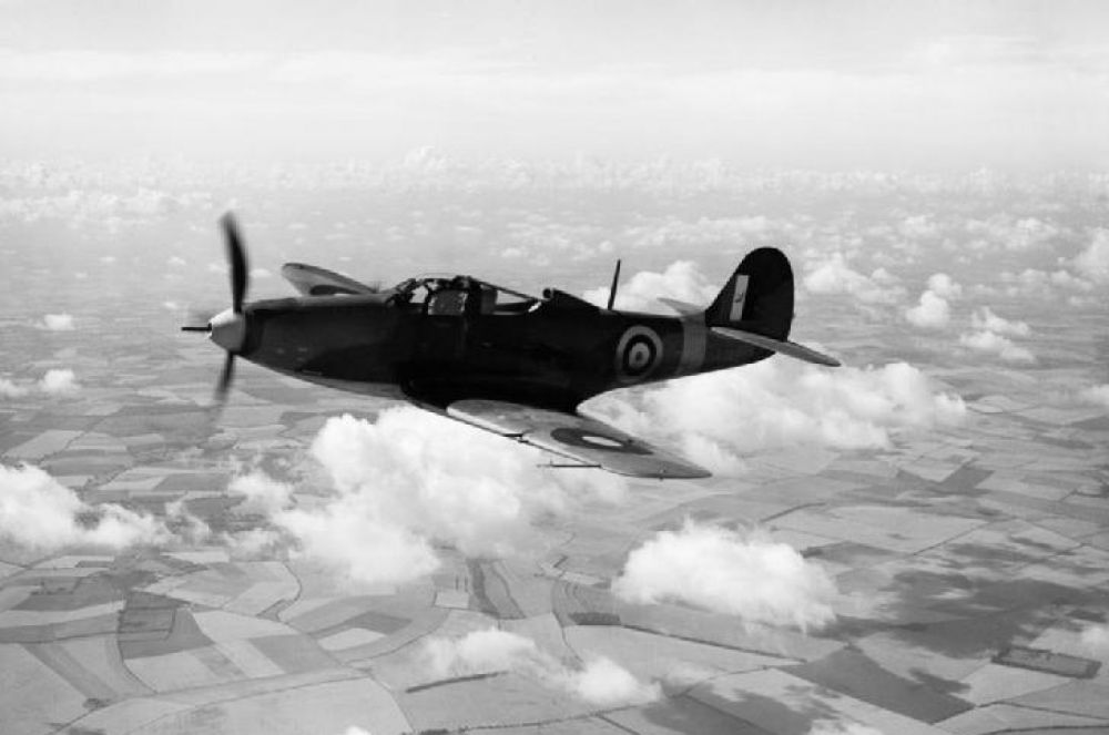 «P-39 Аэрокобра» — американский истребитель, отличавшийся необычной конструкцией: двигатель находился за спиной пилота. Более половины всех «кобр» — более 4500 штук были поставлены в СССР по ленд-лизу. На этом истребителе летали такие советские асы как Александр Покрышкин, Григорий Речкалов.