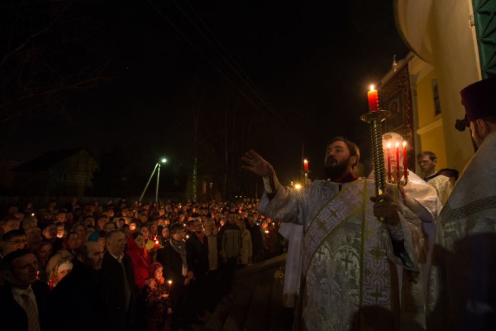 Крёстный ход во время пасхальной службы в храме Ленинградской области.