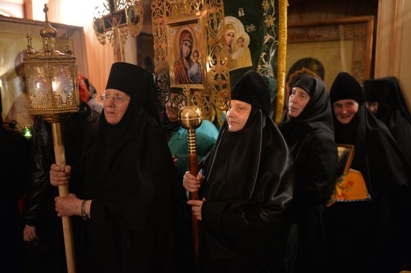Монахини перед началом крёстного хода в Иоанно-Кронштадтском женском монастыре.