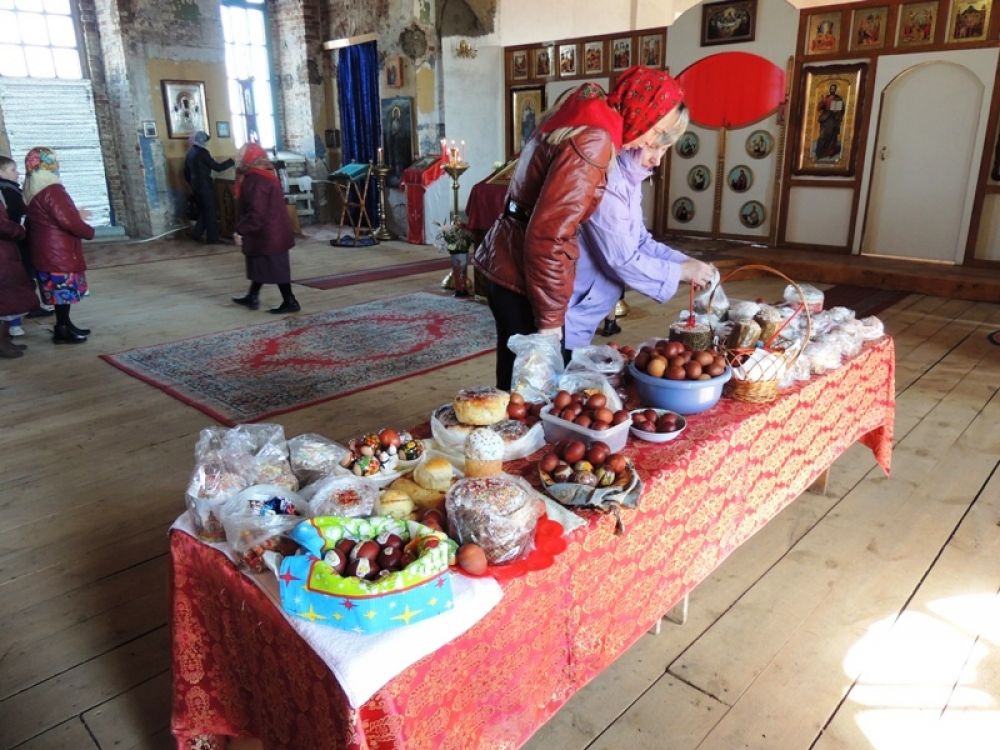 В зале церкви специально для праздничных блюд был поставлен стол.