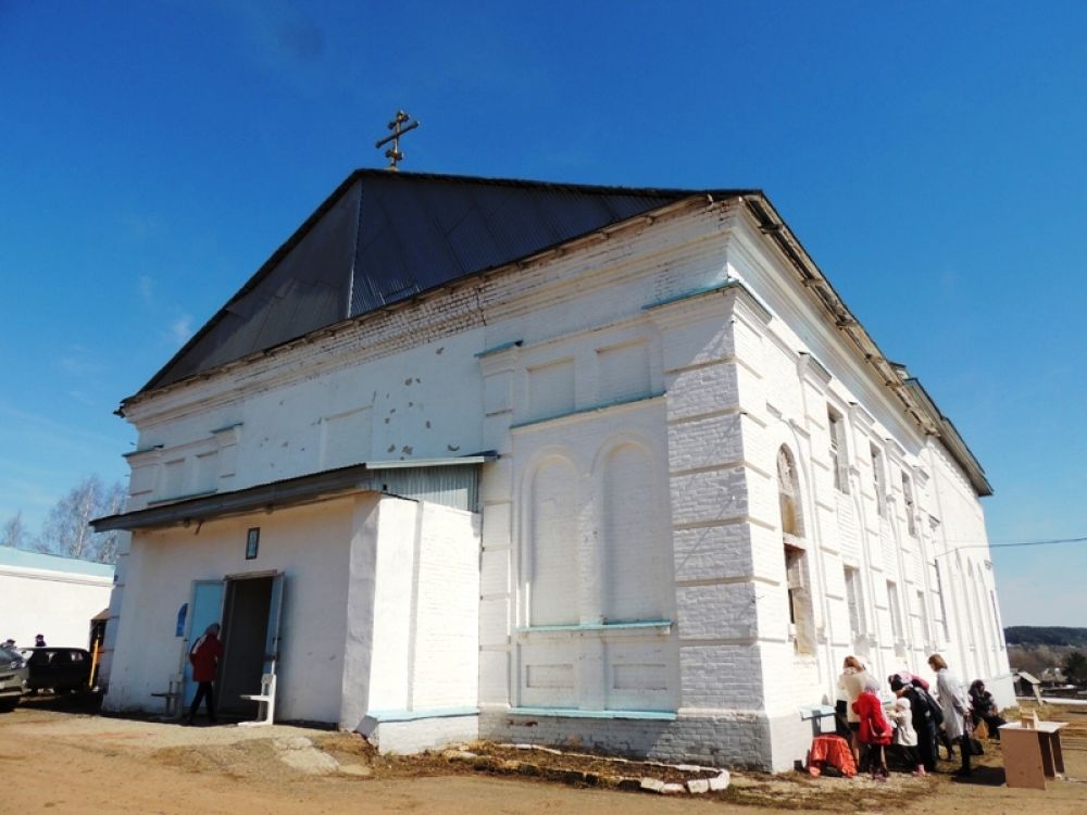 Церковь Покрова Пресвятой Богородицы села Крылово имеет богатую историю. Изначально она была деревянной. Позже, спустя столетия, построили каменный храм. В советские времена в здании церкви располагалась и машинно-тракторная станция, и клуб, и интернат, и даже магазин. Много лет храм стоял закрытым и не использовался никак. Последние несколько лет его восстанавливают и проводят в нем службы.
