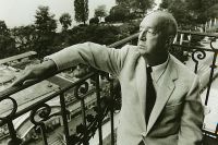 Владимир Набоков на балконе швейцарского отеля Le Montreux Palace, где он жил с 1961 по 1977 годы.
