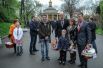 Арсений Яценюк вместе с женой, дочерьми и мамой приняли участие в Пасхальном богослужении в храме Святого Николая Чудотворца на Аскольдовой Могиле в Киеве