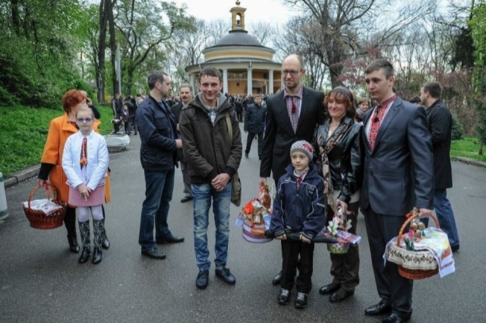 Арсений Яценюк вместе с женой, дочерьми и мамой приняли участие в Пасхальном богослужении в храме Святого Николая Чудотворца на Аскольдовой Могиле в Киеве