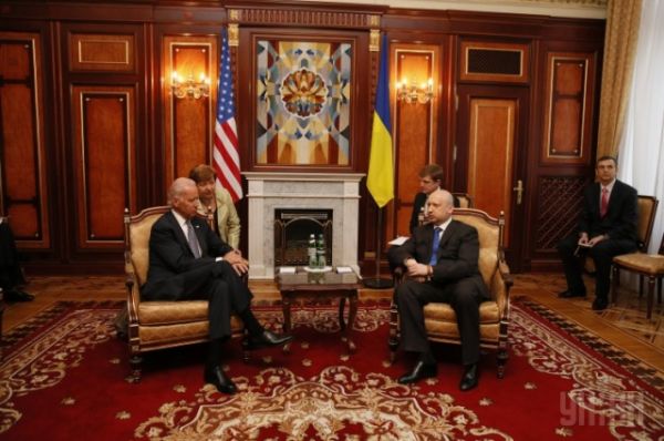 Турчинов провел переговоры с вице-президентом США Байденом